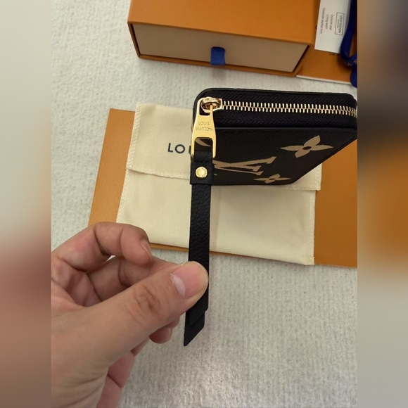 Louis Vuitton Zippy Coin Purse - Picture 5 of 16